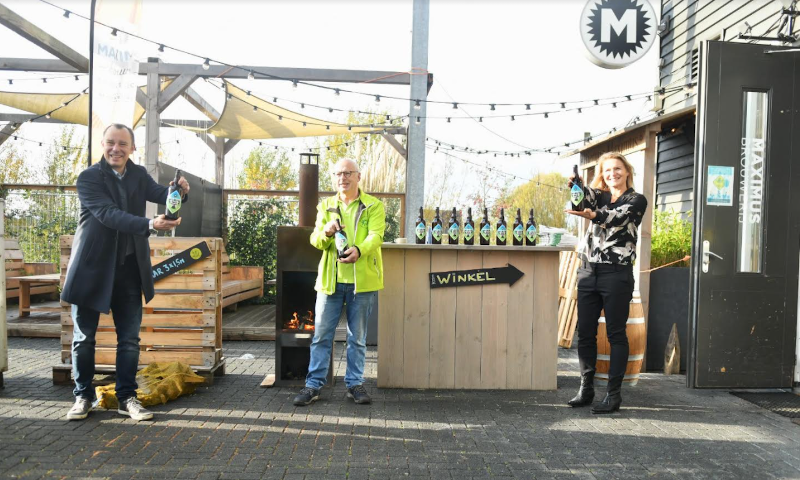 Drie mensen houden een fles Mockingbird 2020 bier vast voor de Maximus brouwerij